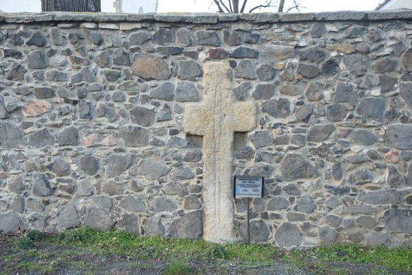 kamienny krzyż Sichów